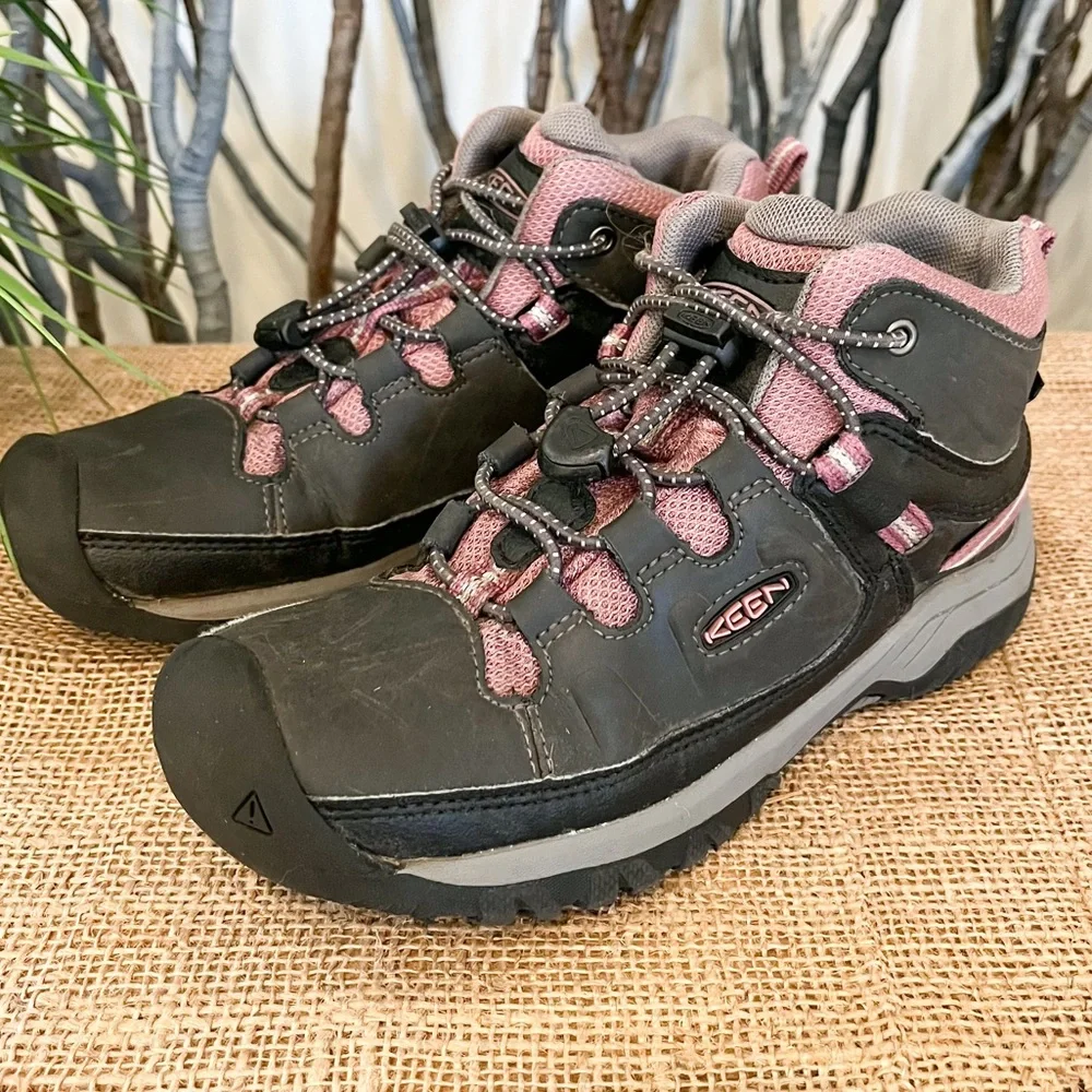 Keen Kids Hiking Boot in Black and Pink